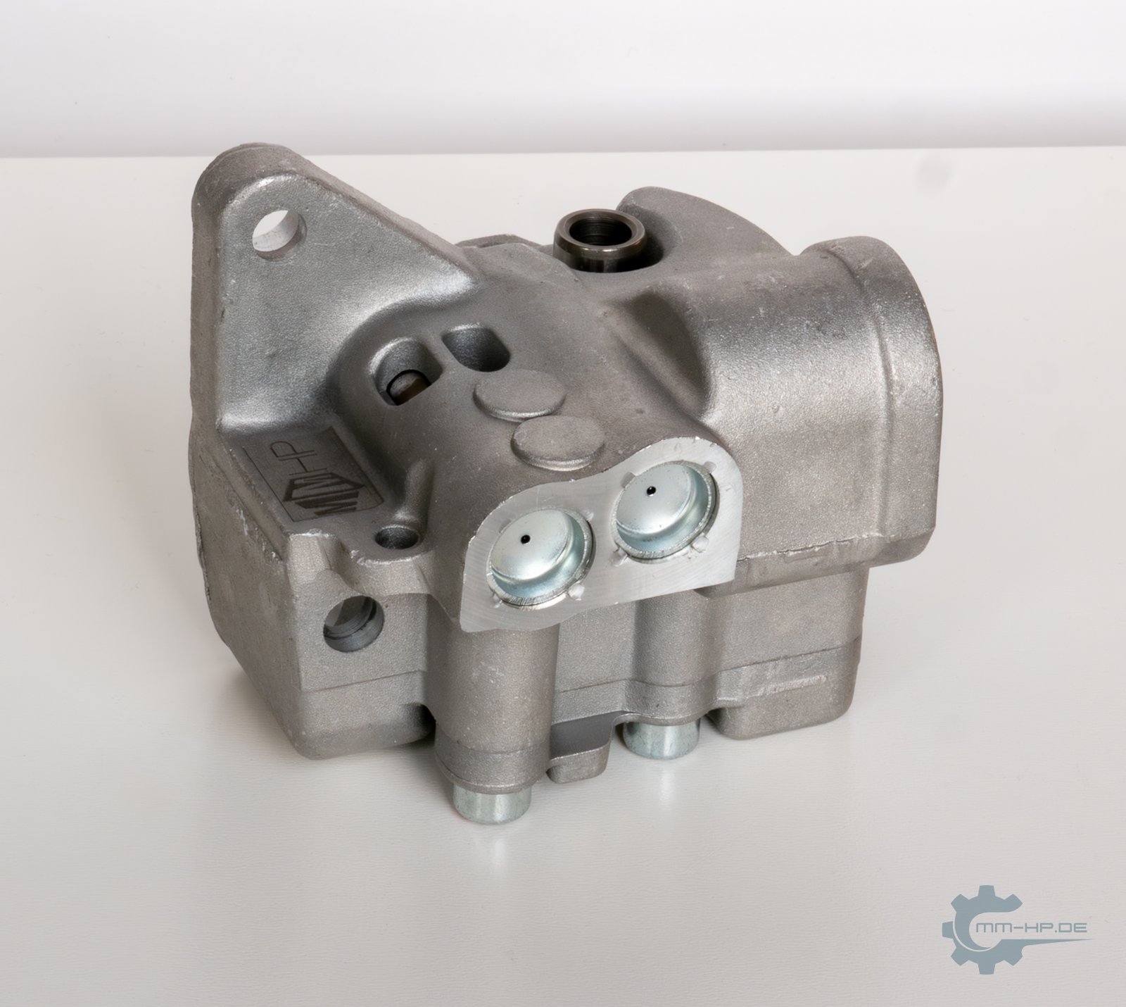Aluminium oil pump housing with two sealing caps